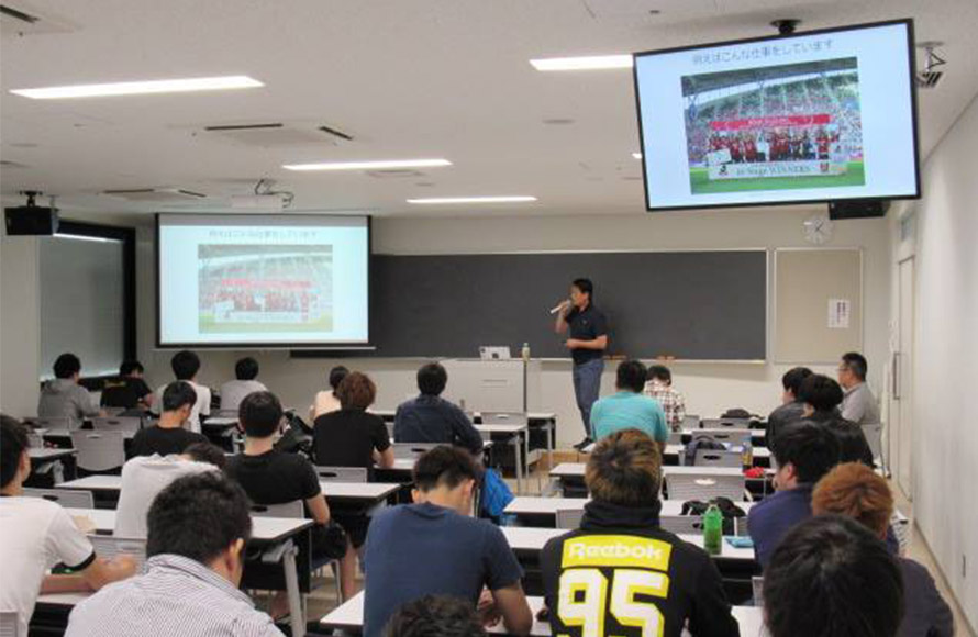 Jリーグの経営戦略を学んでいるシーン