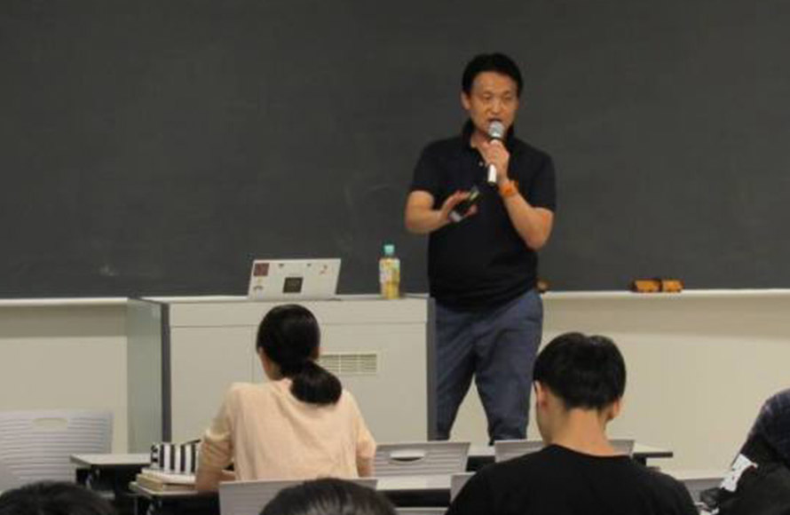 吉田国夫氏による「Jリーグの経営戦略」のテーマでの特別講演の写真