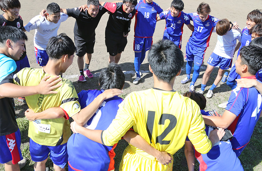 産学連携協定で円陣を組んで掛け声写真