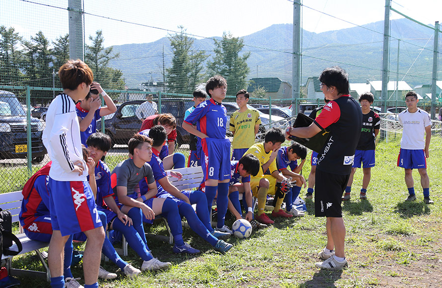 産学連携協定でサッカーの説明を受けている写真の別角度
