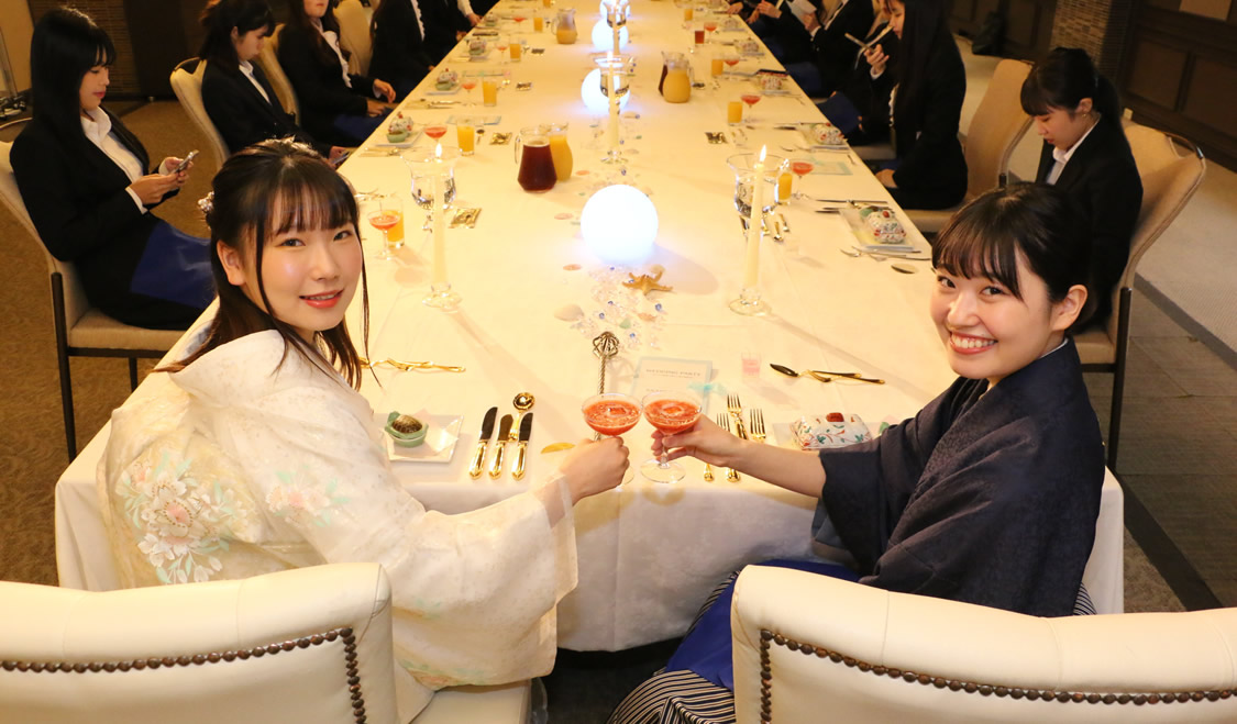 札幌国際大学の結婚式に関する勉強をしている写真