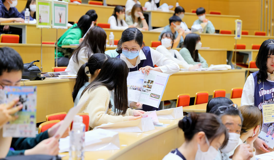 オープンキャンパスの講堂での説明会の様子