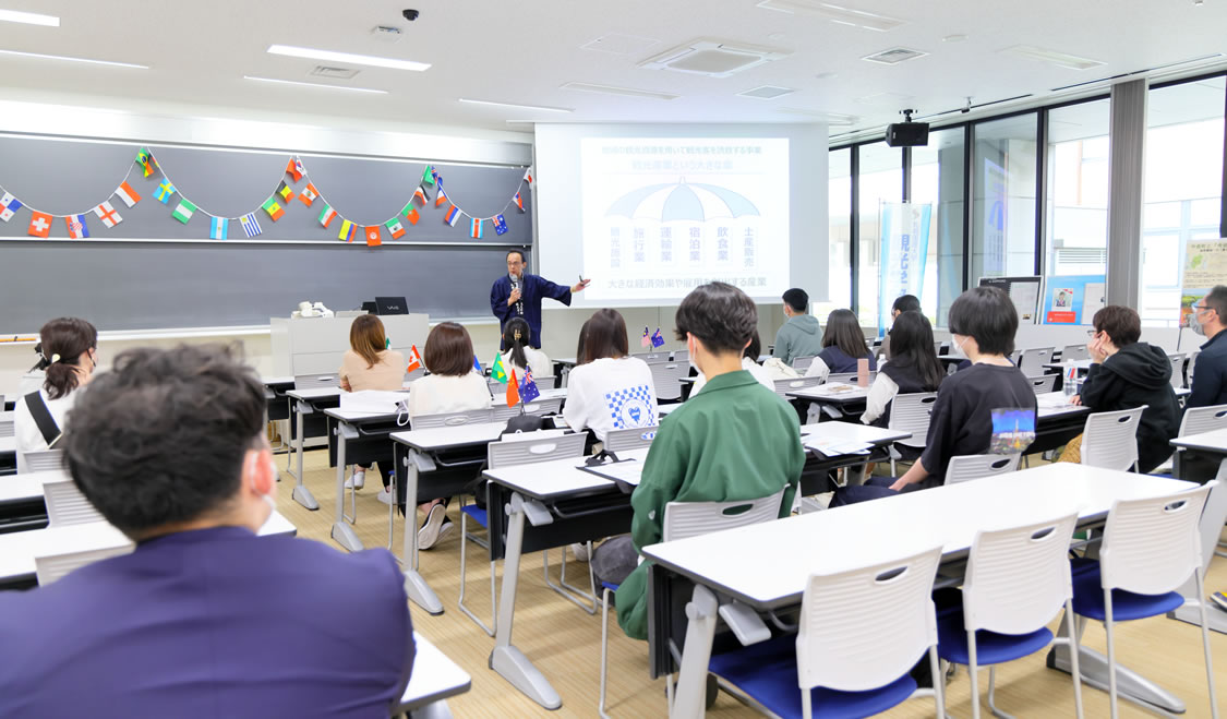 オープンキャンパスの教室で説明の様子