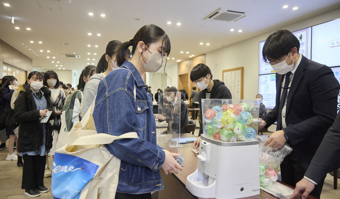 オープンキャンパスのガシャポンの様子